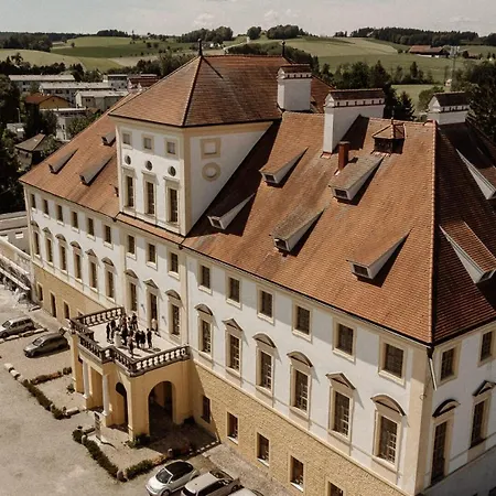 Apartamento Elegant Castle Escape Near Austria Top Thermes